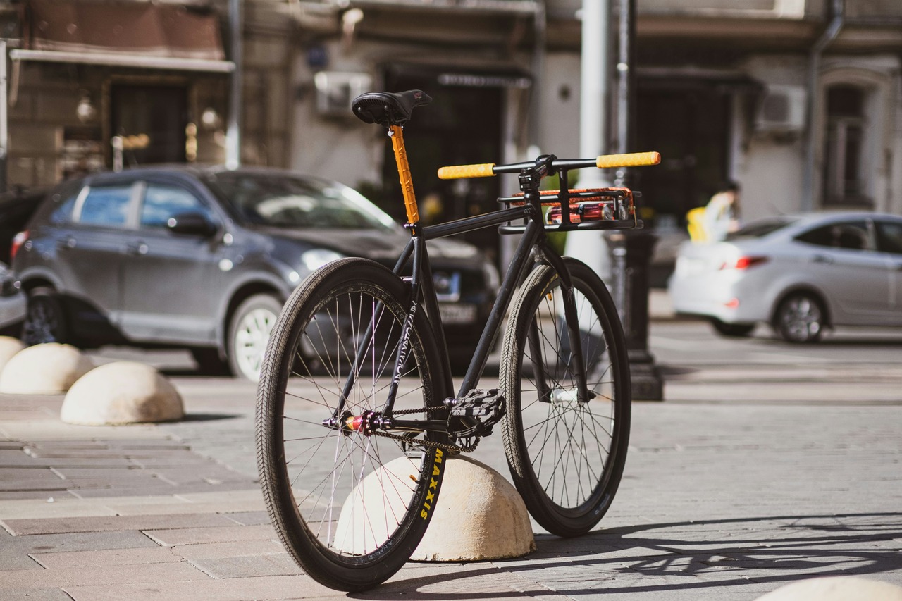 Uma bicicleta estacionada em um bicicletário na cidade.